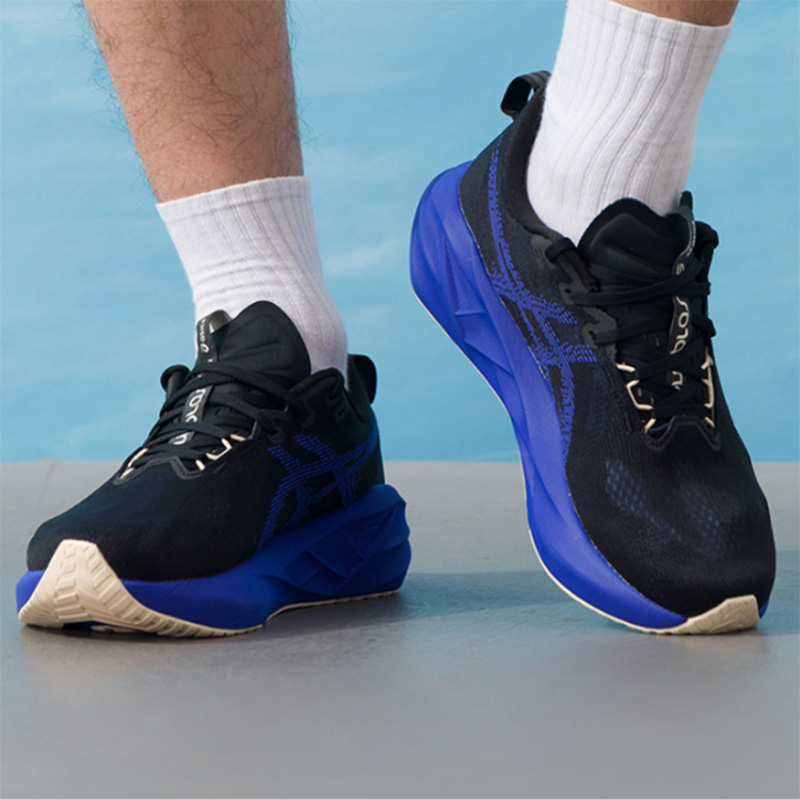 Asics NOVABLAST 5 Negro Azul R - Badminton Victory reseña y precio